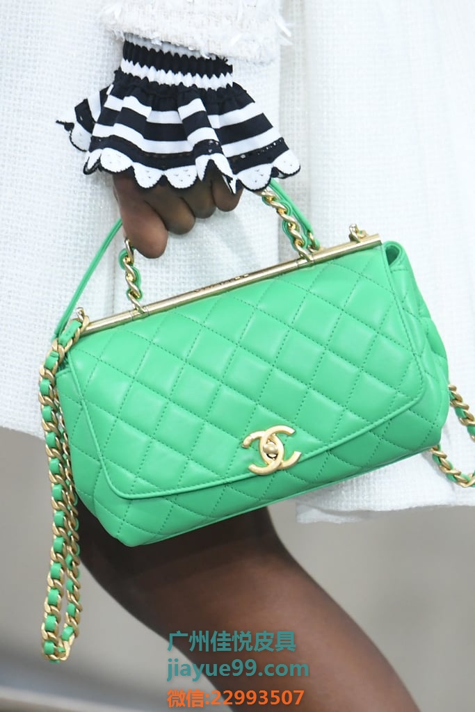 Chanel全新包款释出！裙摆包、荷叶边背带、迷你方包2020年春夏最受注目包款都在这！-5