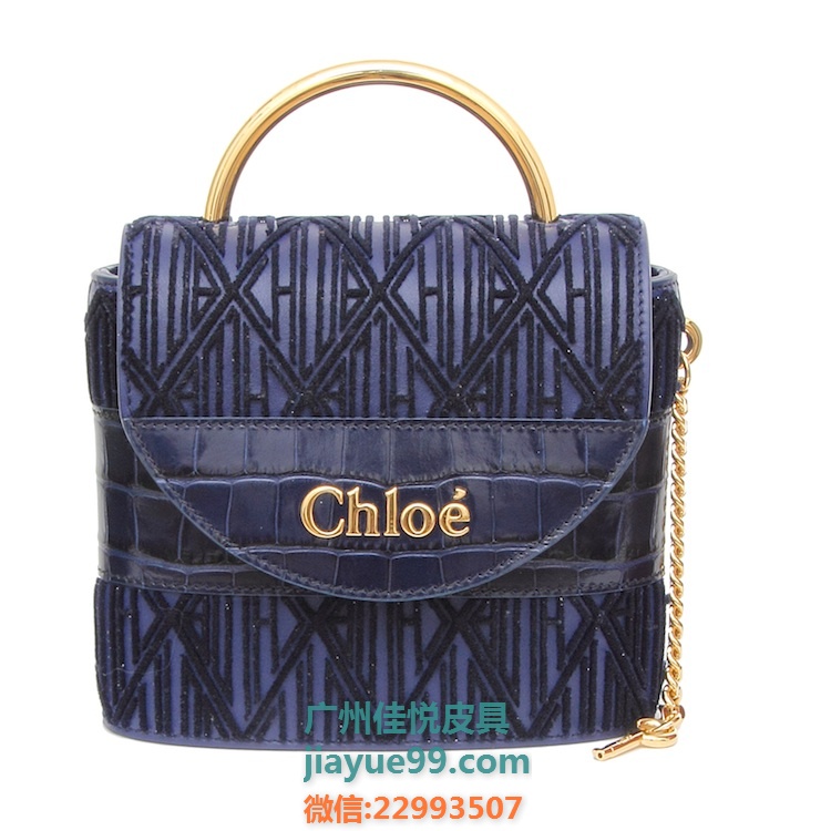 Pantone色「经典蓝」10款包推荐！Dior、Gucci、Loewe...都跟上年度代表色-9